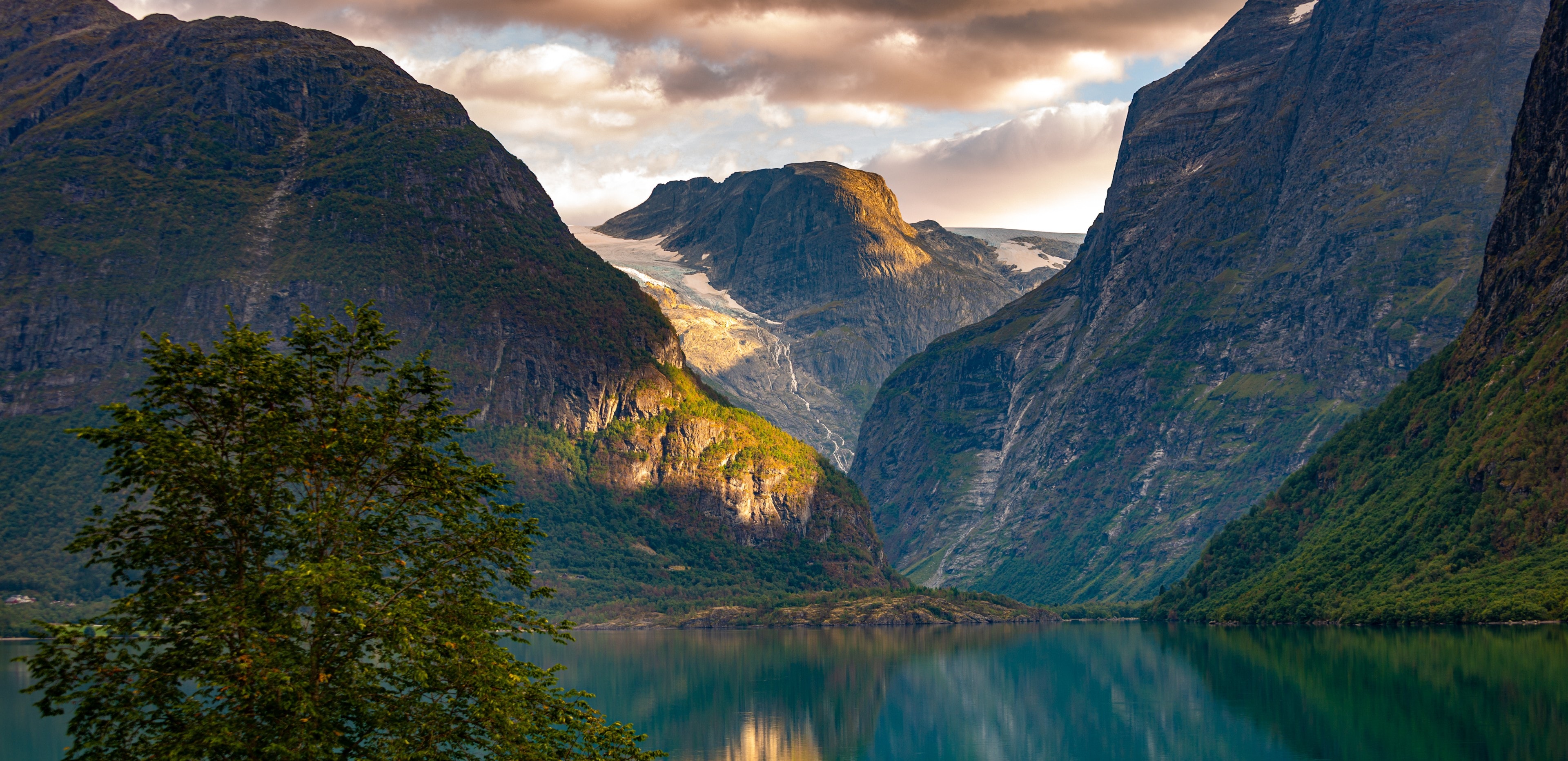 Naturbilde av fjell og fjord i Norge